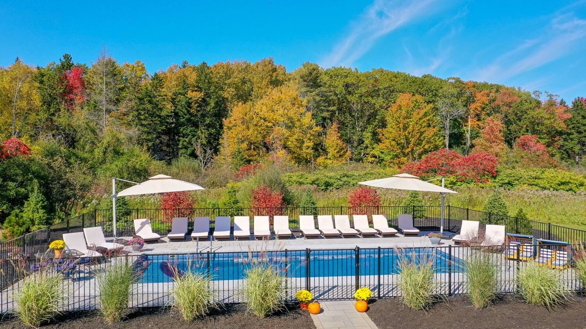 Higgins Beach House | HEATED SALTWATER POOL, Pickleball. Higgins Beach Estate~sleeps 32. 12 min to DT