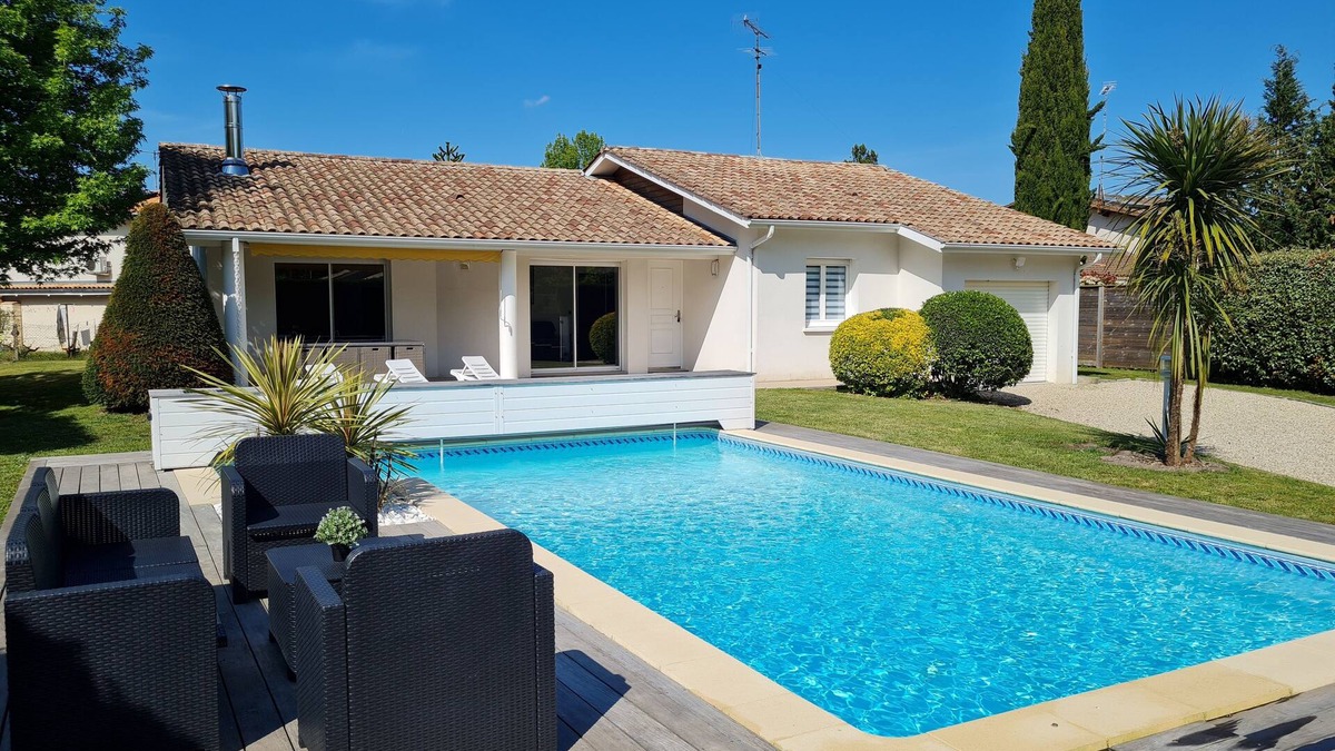 Biganos Villa | Heated swimming pool 4-star tourist accommodation 10mns walk from port Biganos