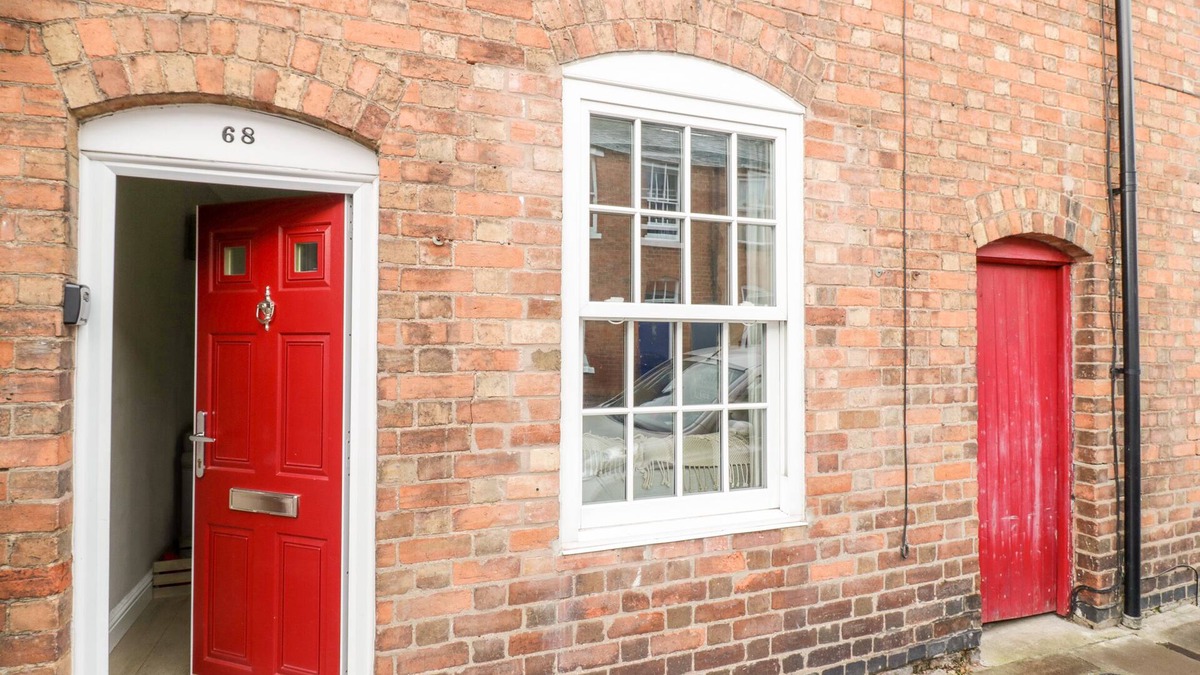 Stratford-upon-Avon Cottage | HEATH COTTAGE, pet friendly, with hot tub in Stratford-Upon-Avon