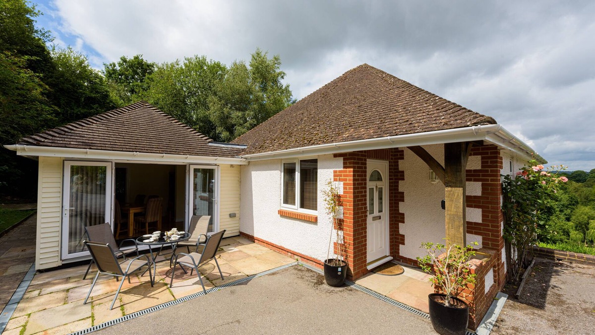 Buxted Cottage | HEATH RETREAT, family friendly, with pool in Buxted