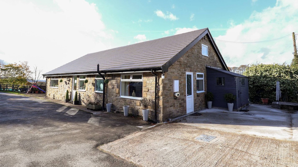 Macclesfield Cottage | HEATHERDALE COTTAGE, romantic, with a garden in Bollington
