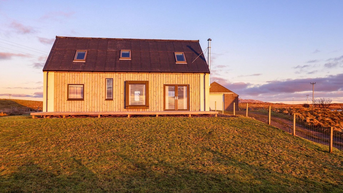 Carinish House | HEATHERLEA, pet friendly, with open fire in Lochmaddy, North Uist