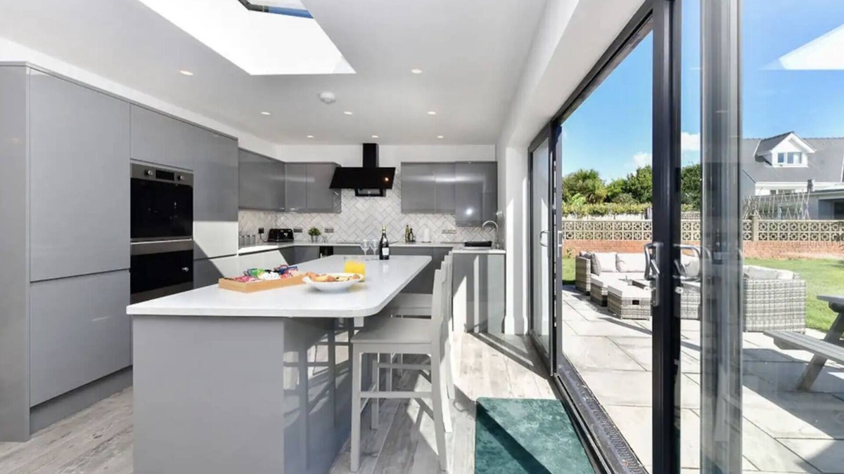 Southgate House | Heatherslade House - Free Hot Tub, Dog Friendly