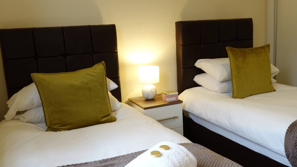 Stanwell Apartment | HEATHROW AIRPORT Apartment-Private PARKING-Perfect for families