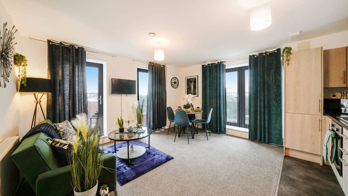 George Green Apartment | Heathrow Gateway Apartment with Balcony & Parking