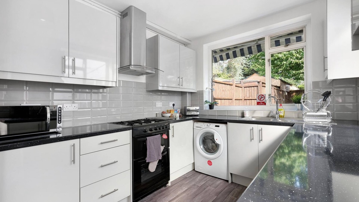 Ashford House | Heathrow Living Stanwell Serviced House 5 bedrooms