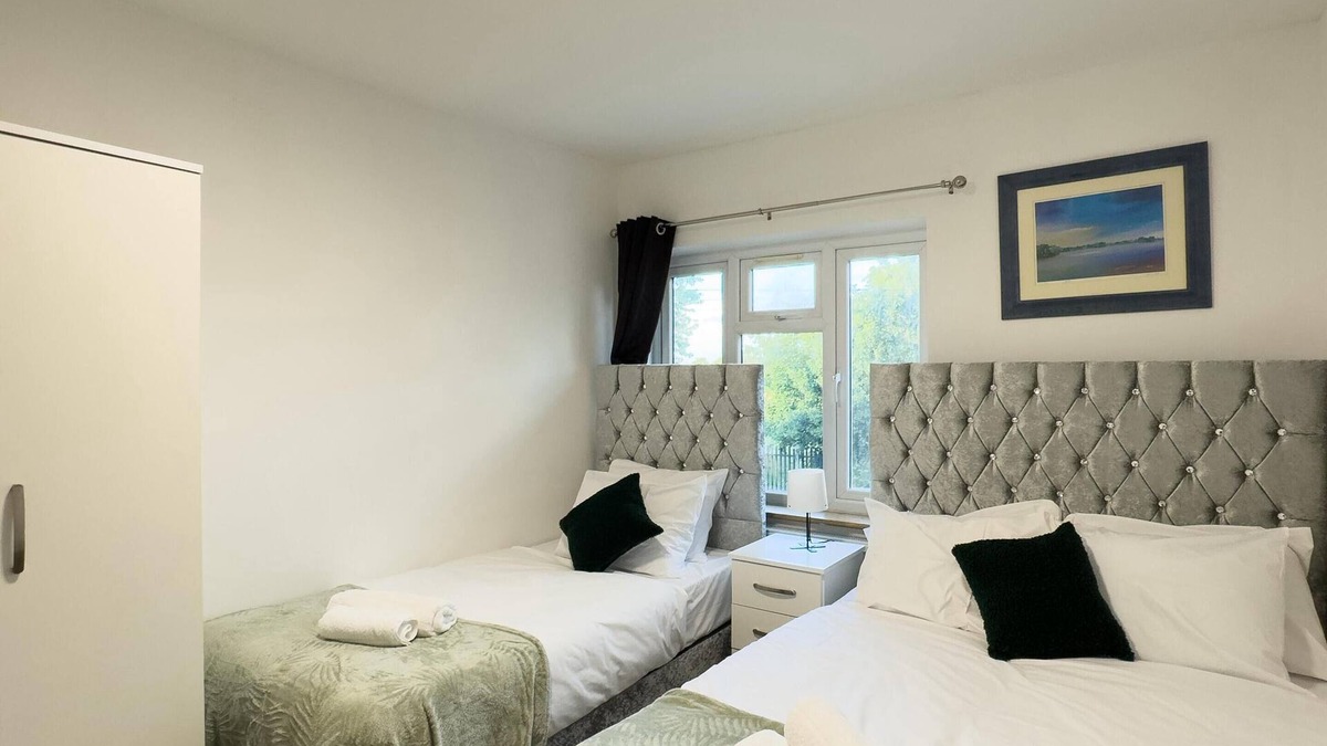 Harlington Bed & Breakfast | Heathrow Lodge B&B