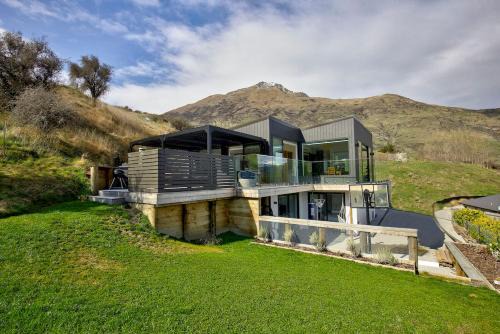 Lower Shotover House | Heaven on Noble - Luxury Family Home - Swimming Pool