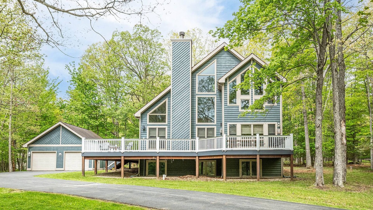 Blakeslee House | Heavenly Grove | Hot Tub + Fire Pit & Pool Table! Easy Walk to Lake!