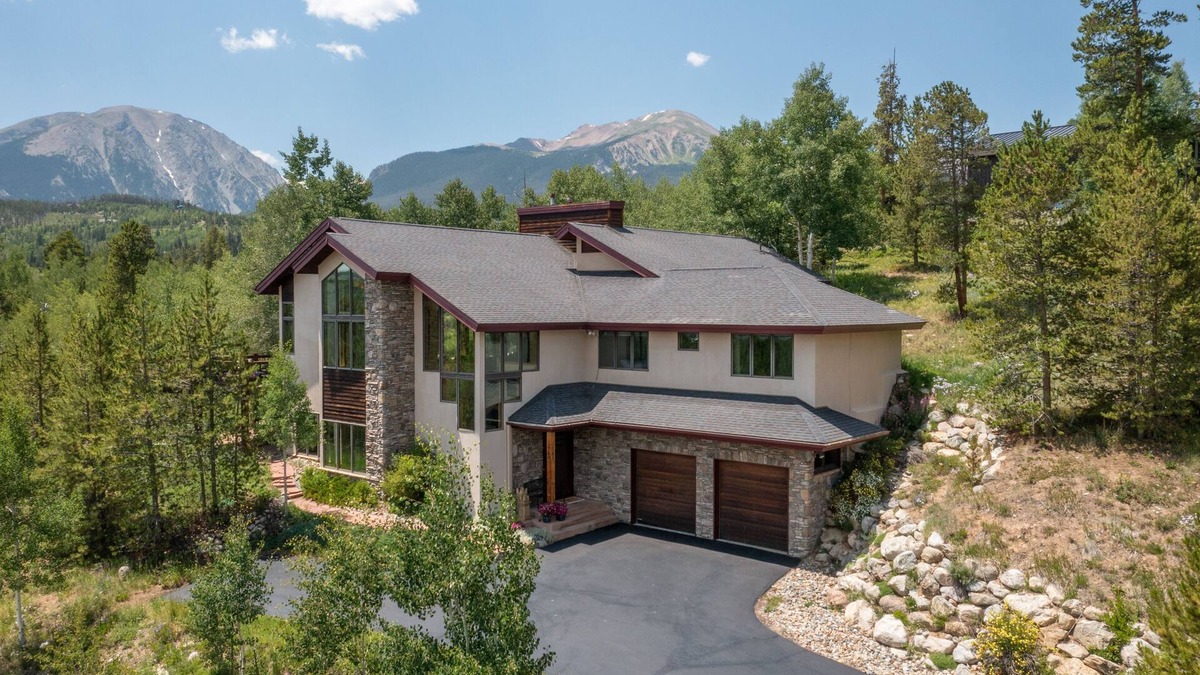 Three Peaks House | Heavenly haven w/hot tub—perfect for winter play & summer mountain escapes!