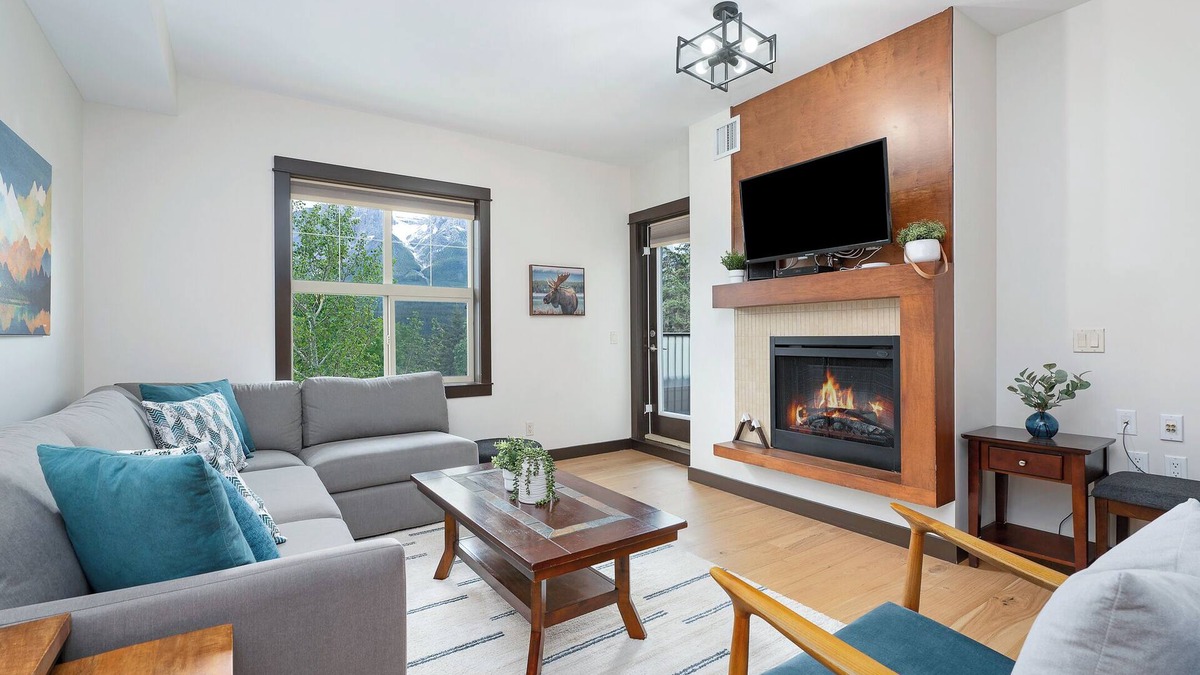 Canmore Apartment | Heavenly Mountain Condo - Outdoor Hot Tubs & Steam Room
