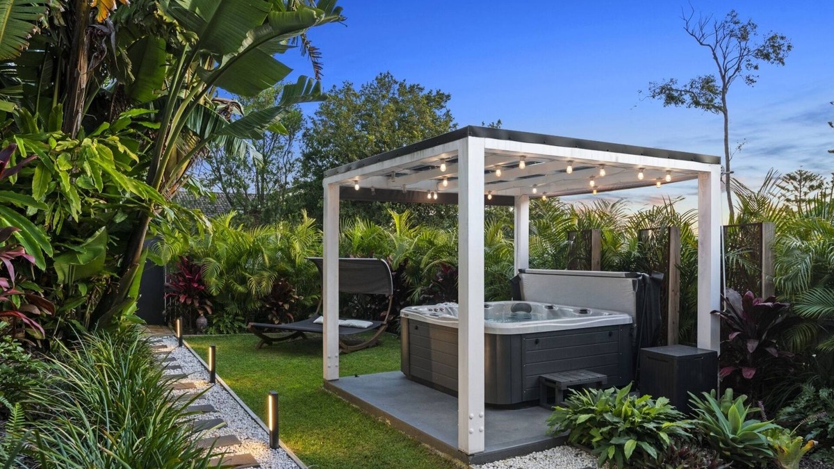 Bateau Bay Apartment | Heavenly Spa Retreat is a cosy and private retreat exclusively for couples.