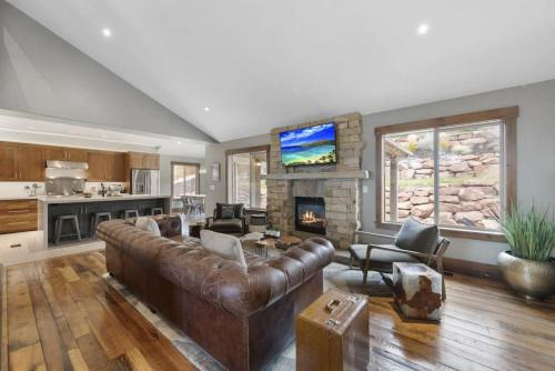 Heber House | Heber Hideaway Exquisite Home with Hot Tub