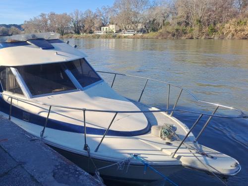 Avignon Boat Rental | HEBERGEMENT Bateau à Quai
