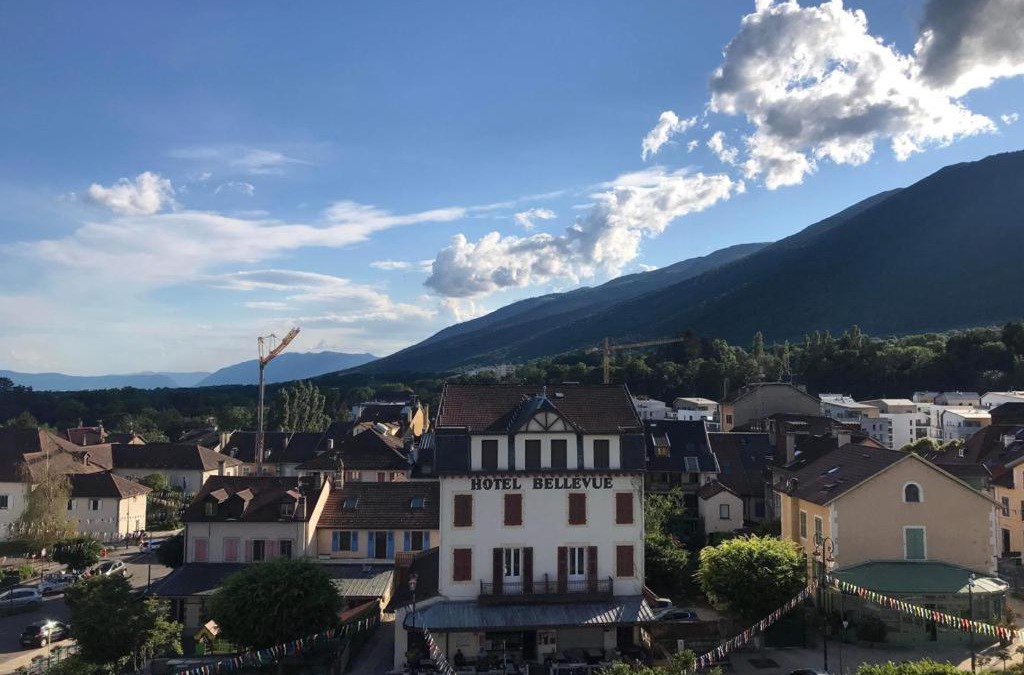 Gex Apartment | HeberGeneve : Balcon sur le Jura