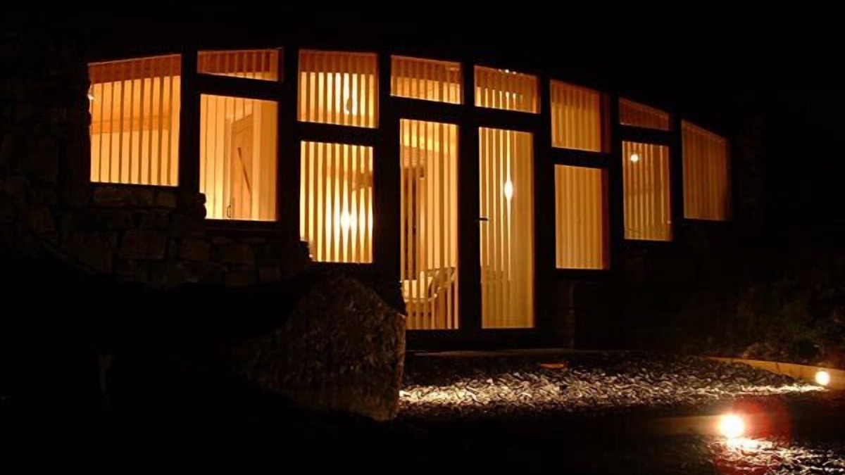 Aisgernis Cottage | HEBRIDEAN EARTH HOUSE, pet friendly in Daliburgh, Isle Of South Uist