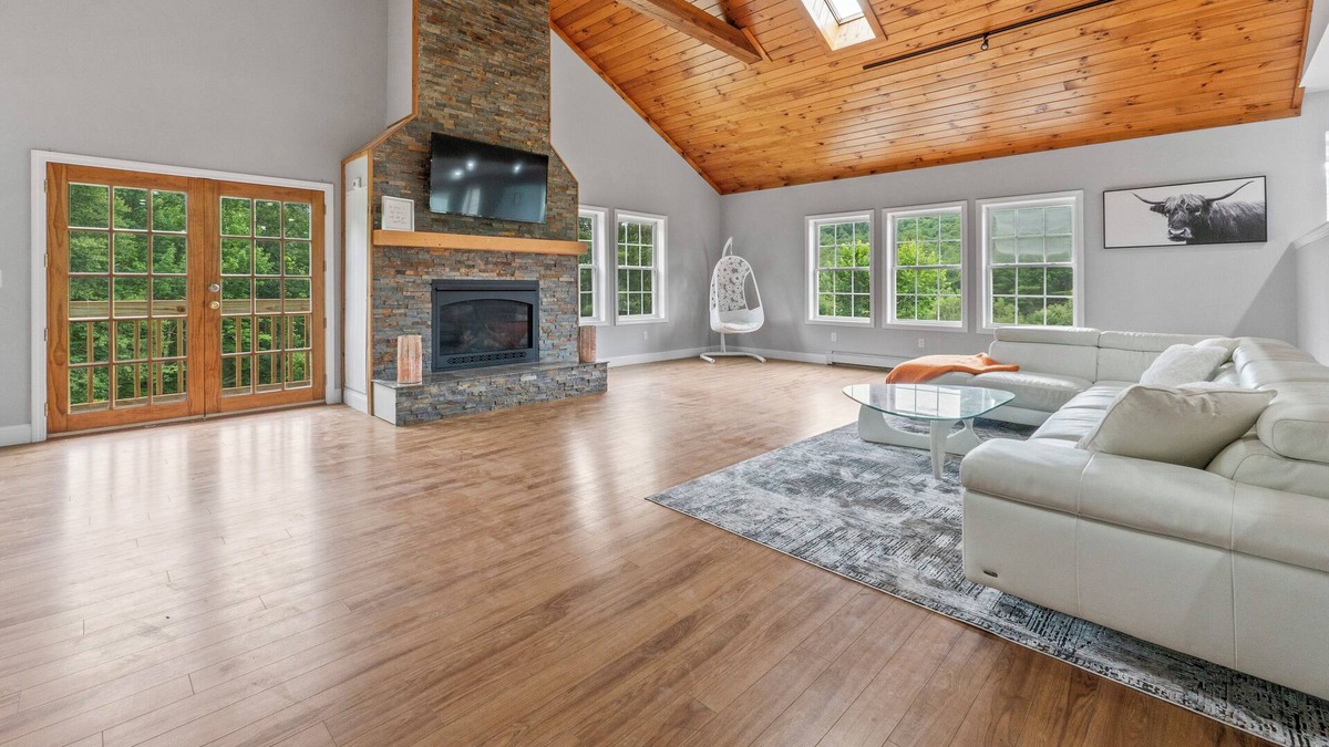West Minot House | Hebron Hideaway!