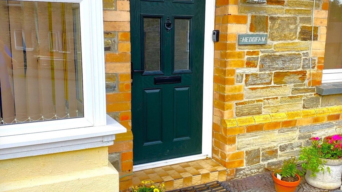 Llanboidy Apartment | Heddfan GuesthousenCozy guest suite living dining kitchenette dbl bed w/ensuite