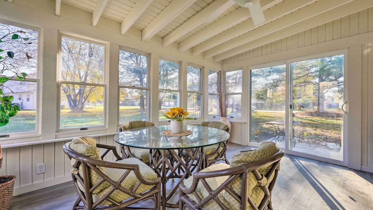 Granger House | 'Hedge House': Just 4 miles to Notre Dame!