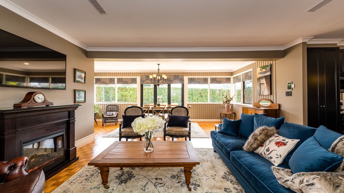 East Toowoomba House | Hedge House - luxury, space, style, great location