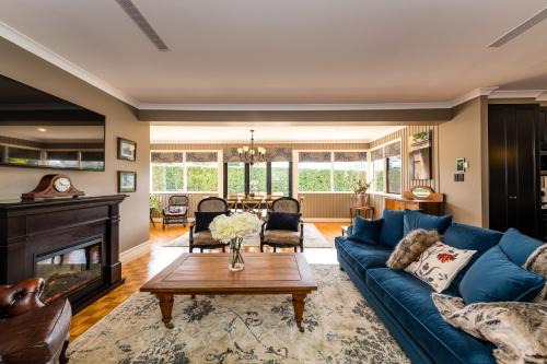 East Toowoomba House | Hedge House - luxury, space, style, great location