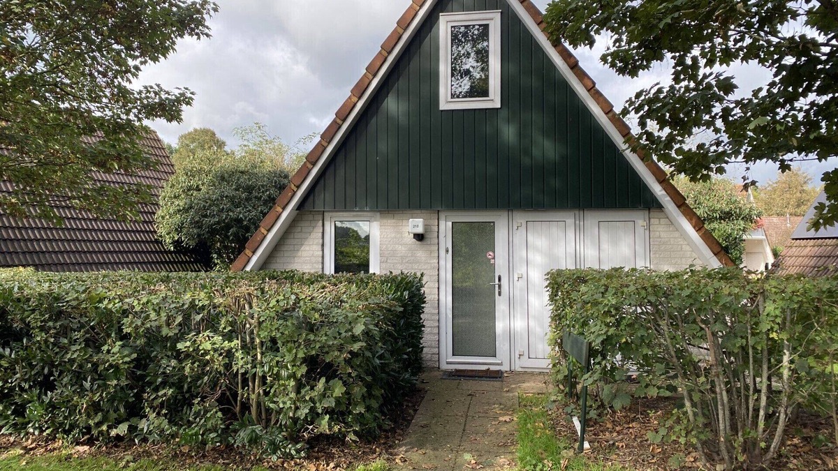Gramsbergen House | Heerlijk Vakantiehuis aan de Vijver met Whirlpool en Open Haard! Huisdier Welkom