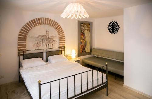 Three Oaks Apartment | Hegel Apartment