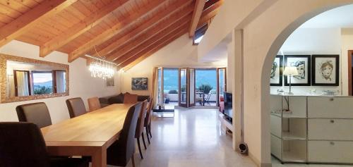 Jenins Apartment | HeidiHoliday-Jenins Grand Maisonette-Attika mit Office & Relax-Bereich, Aussenparkplatz & Garage, geschützte Sonnen-Panoramaterrasse, Aufgewertet 2024