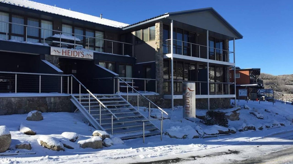 Smiggin Holes Ski Chalet | Heidis Unit 1 Smigs. Stay in the snow 50mtrs from lifts with overnight parking .