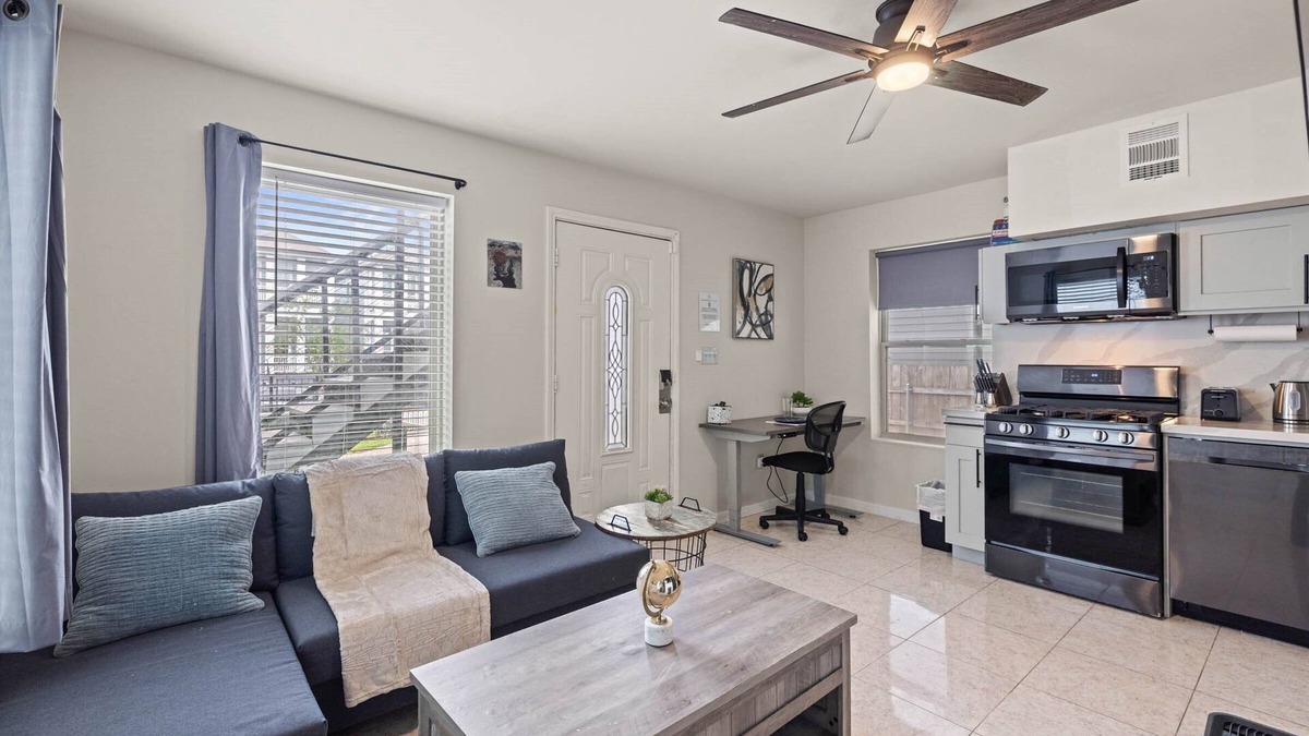 Greater Heights Apartment | Heights Flat Nr Downtown | Yard Pets | Desk WiFi