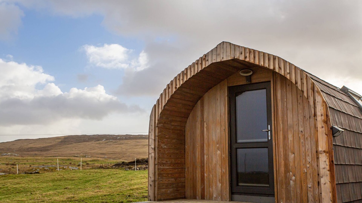 Sollas Cottage | HEISGEIR, pet friendly, with a garden in Sollas, Isle Of North Uist