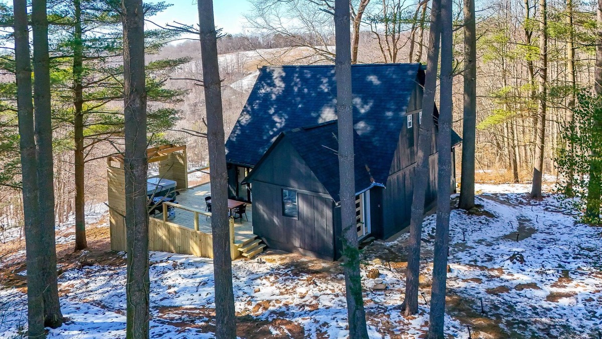 Logan Cabin | Helber Hills Hideaways + Private Trail I Hot Tubs
