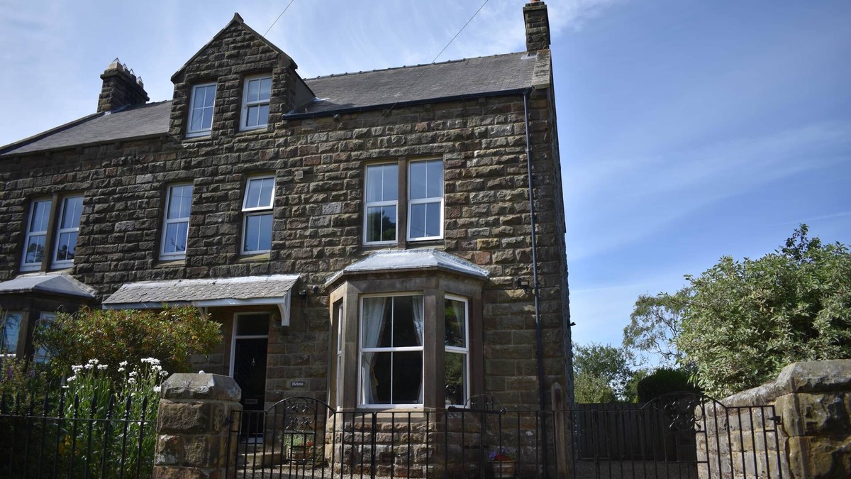 Goathland House | Helena, Goathland - sleeps 12, 6 beds, 4 bathrooms