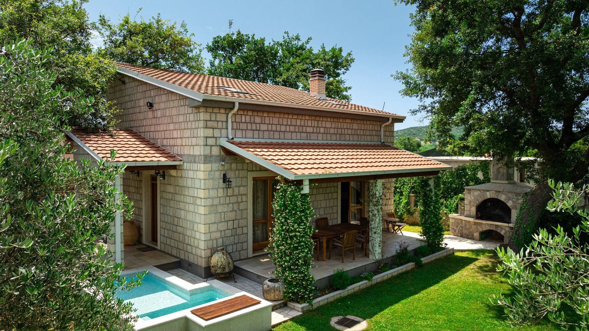 Seoca House | Helena's Garden Retreat: Secluded Villa w/Garden