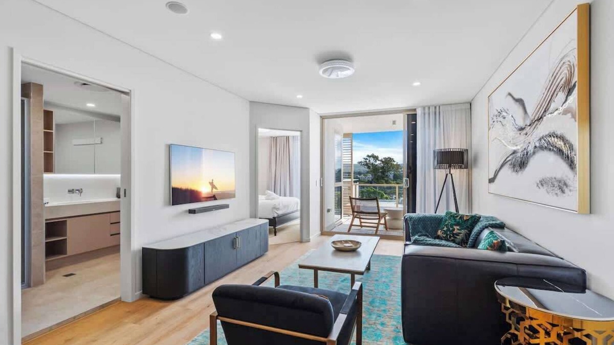 West End Apartment | HELIA - Beautiful West End Apt w parking and pool