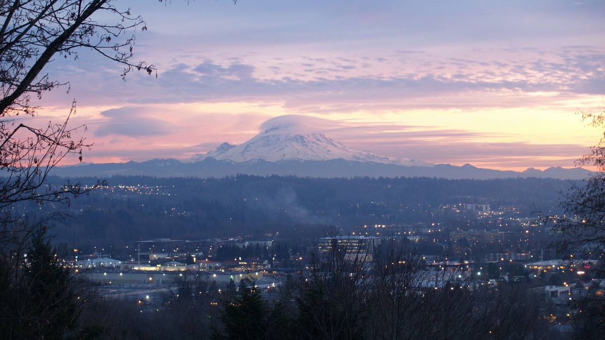 Bryn Mawr-Skyway House | Helicopter House - Rare tree belt location -180* view of Kent Valley & Mt Rainer