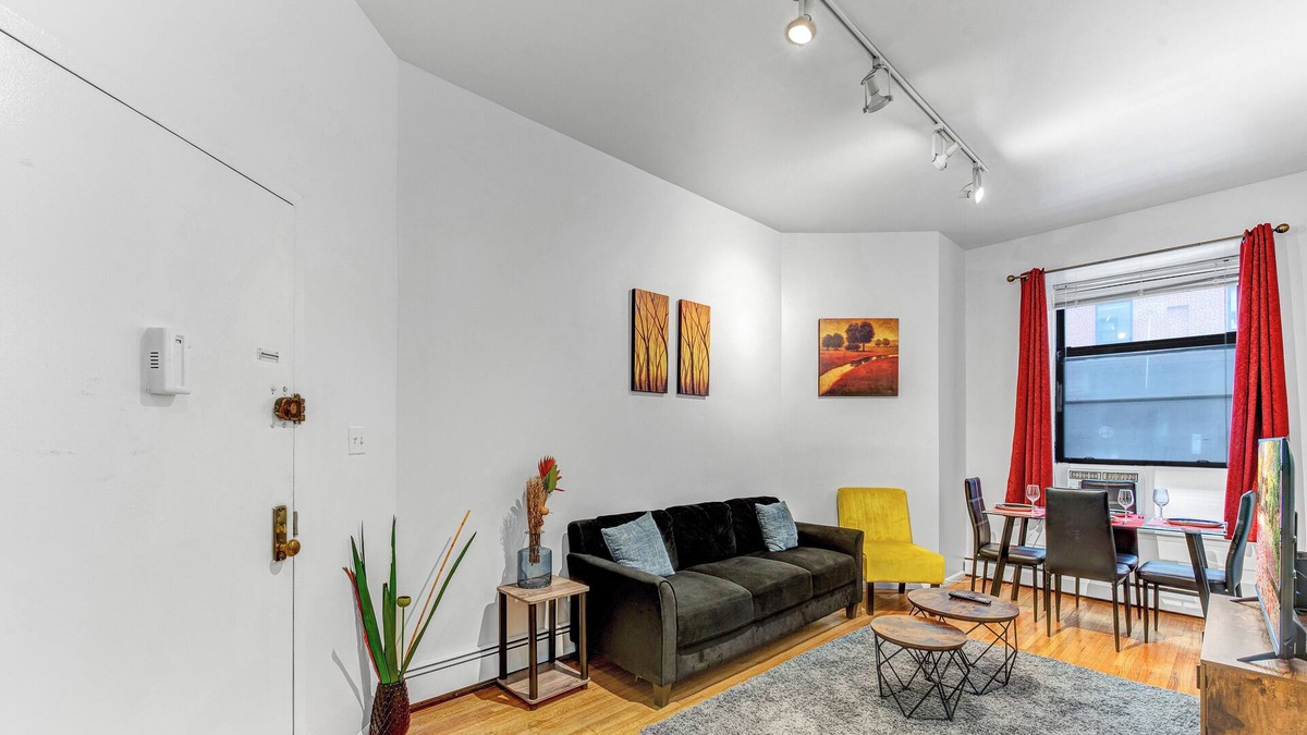 Greenwich Village Apartment | Hell's Kitchen Cozy 2BR Retreat