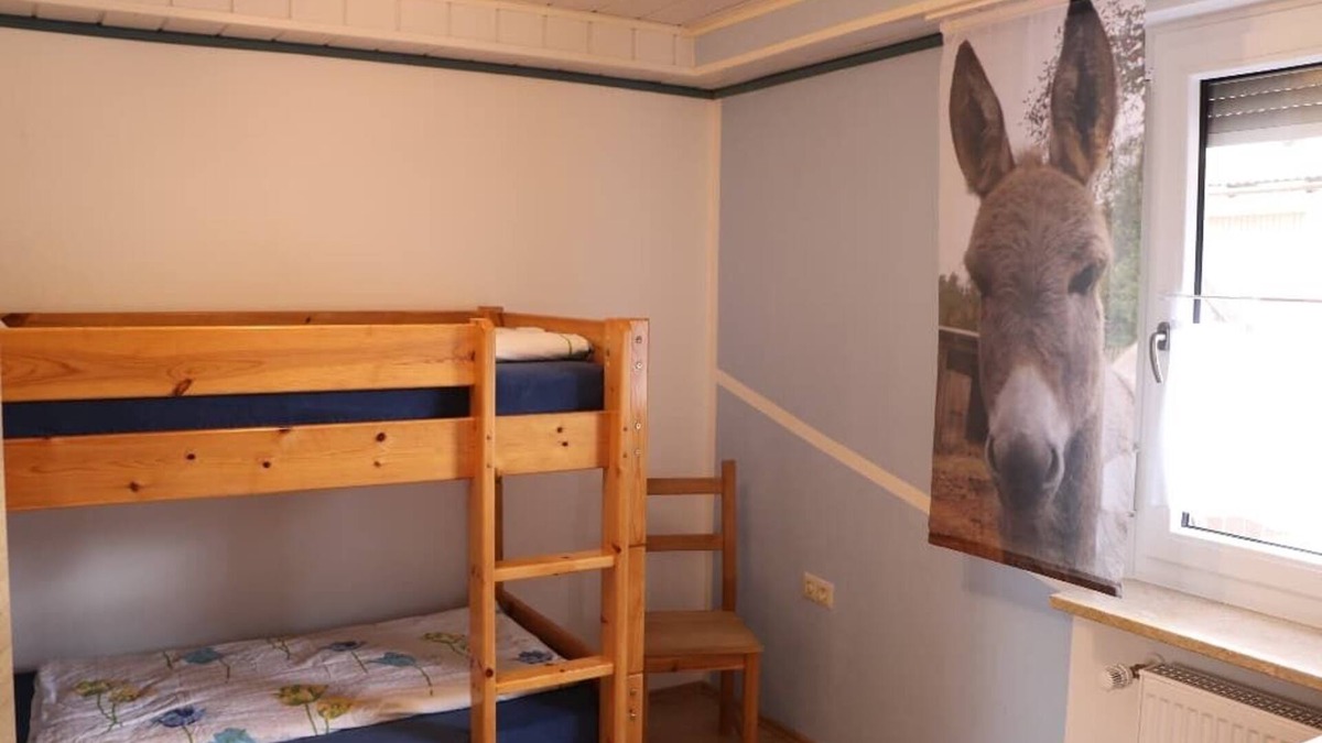 Nittenau Apartment | Helle Ferienwohnung mit großem Spielplatz für Familien mit Haustier