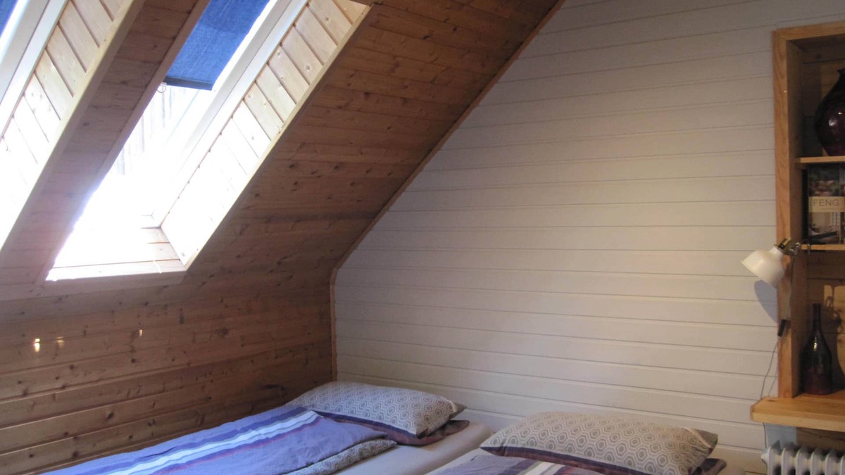 Schwandorf Apartment | Helle Fewo im Obergeschoss mit gemütlicher Sitzecke
