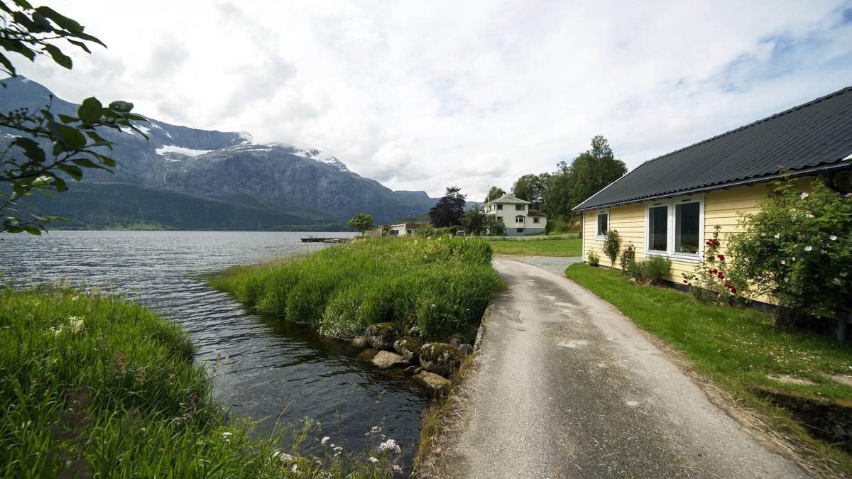 Naustdal Cottage | Helle Gard - Idyllic fjordside cabin