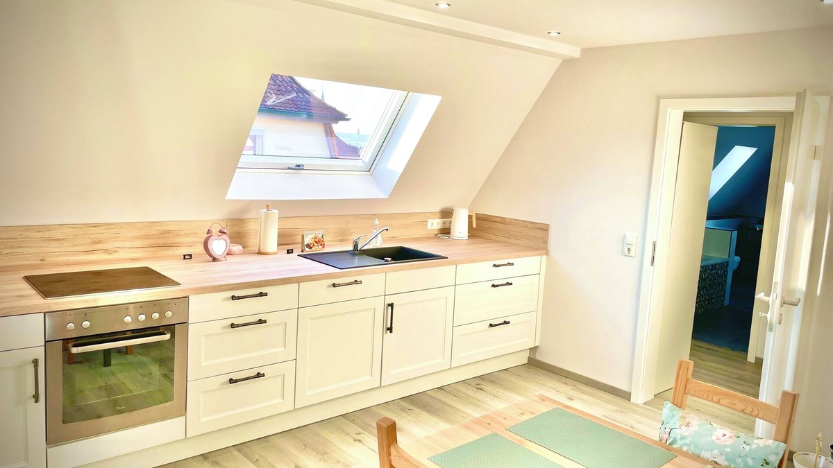 Frensdorf Apartment | Helle NEU Renovierte Ferienwohnung mit Großer Dachterrasse