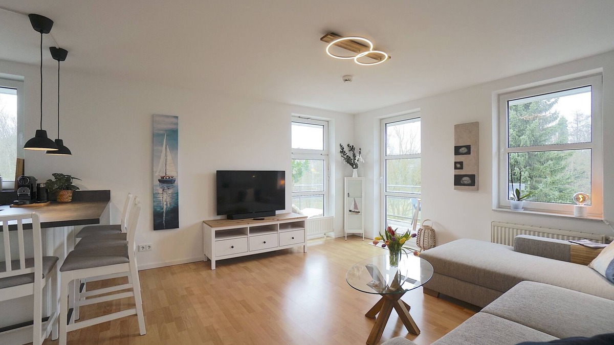 Eckernfoerde Apartment | Helle und Moderne Ferienwohnung mit Balkon, Direkt an der Ostsee