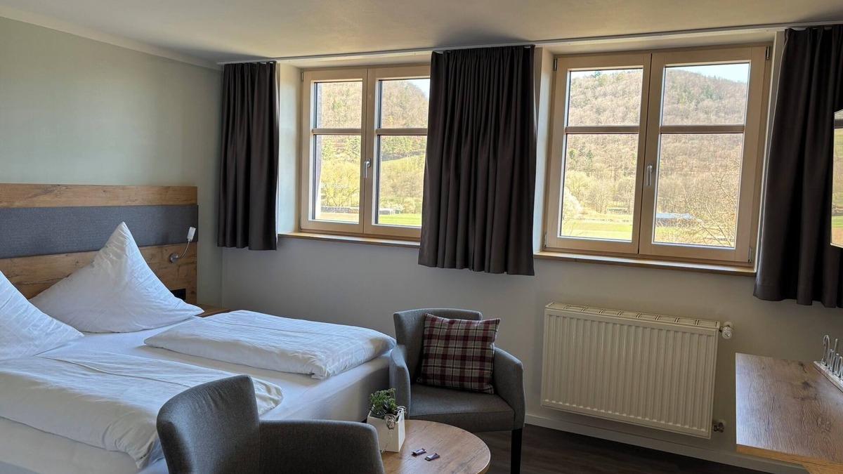 Riedenburg Apartment | Helles Doppelzimmer mit Fernseher