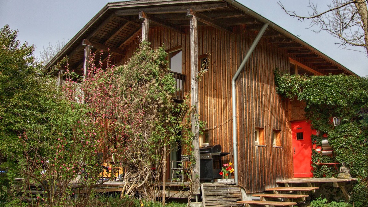 Rettenbach a.Auerberg House | Helles, Kinderfreundliches Ferienhaus "zum Paradies" mit Garten und Weiherblick