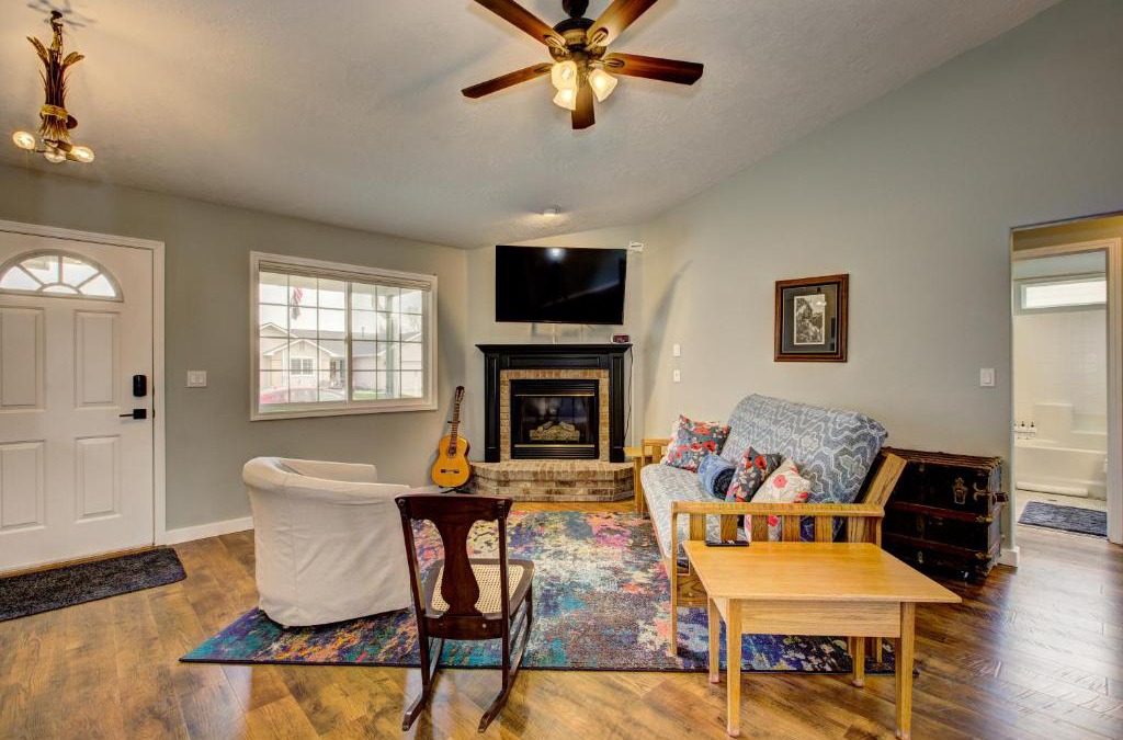 Star House | Hello Dolly! 3 beds, 2 bath, 2 TV's, Fireplace, Quiet Neighborhood in Star, ID minutes from walking trails and river views