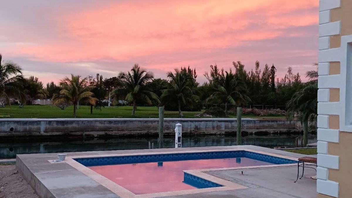 Bahamas Terrace House | Hello, your paradise found. Palm trees and ocean breeze!