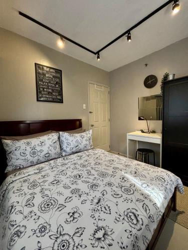 Cubao Apartment | HelloQC Cubao - Cosy Home w Pool Access nr Train & Bus Stns for 4pax