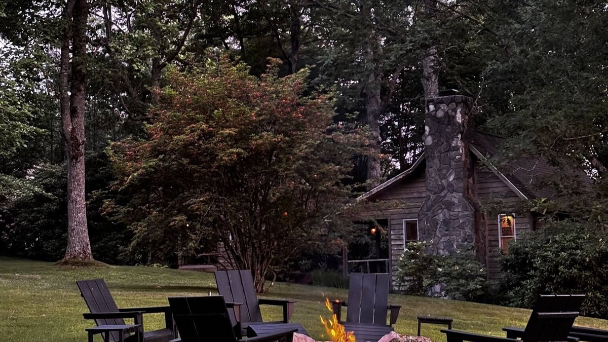 Scaly Mountain Cabin | Hemlock Cabin | Hot tub | Fireplace | 2 BR