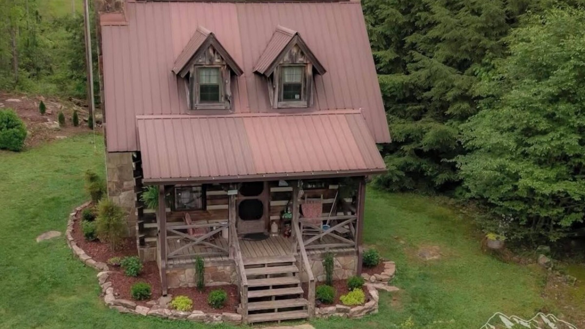 Sequatchie Cabin | Hemlock Falls LLC 25 mi. From Chattanooga. 2 miles from Foster Falls State Park