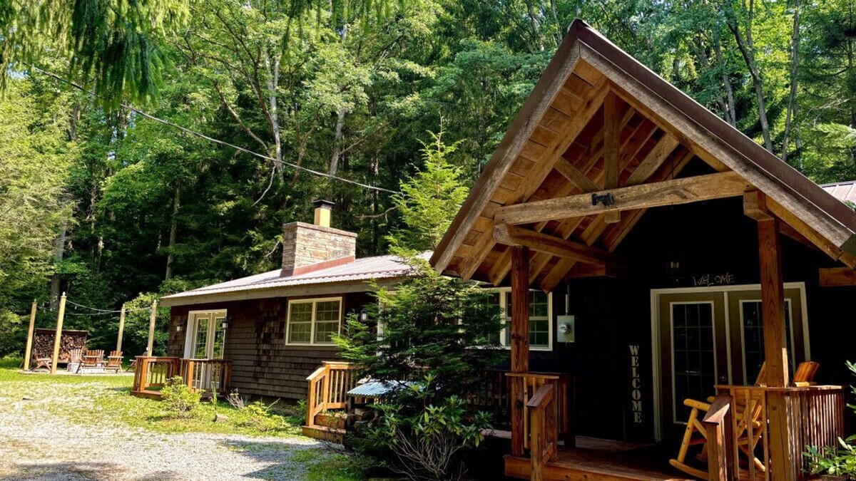 Farmington Cabin | Hemlock Lodge · Beautiful Cozy Cabin w/Hot Tub, Fire Pit & Game Room